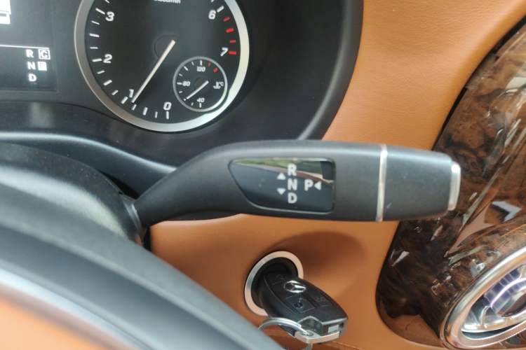 Used Mercedes-Benz Vito 2020 2.0T Business Version 7 Seats Gear Lever