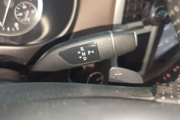 Used Mercedes-Benz Vito 2020 2.0T Elite Version 7 Seats Gear Lever