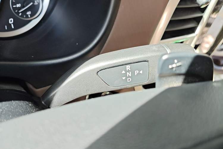 Used Mercedes-Benz Vito 2020 2.0T Elite Version 7 Seats Gear Lever