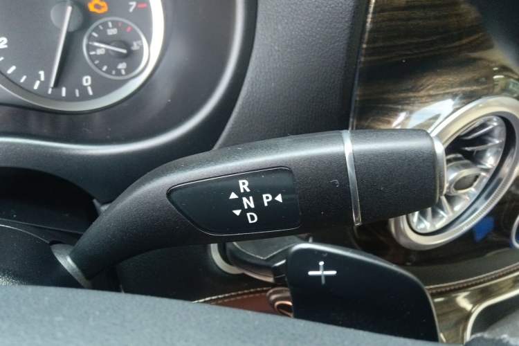 Used Mercedes-Benz Vito 2020 2.0T Elite Version 7 Seats Gear Lever