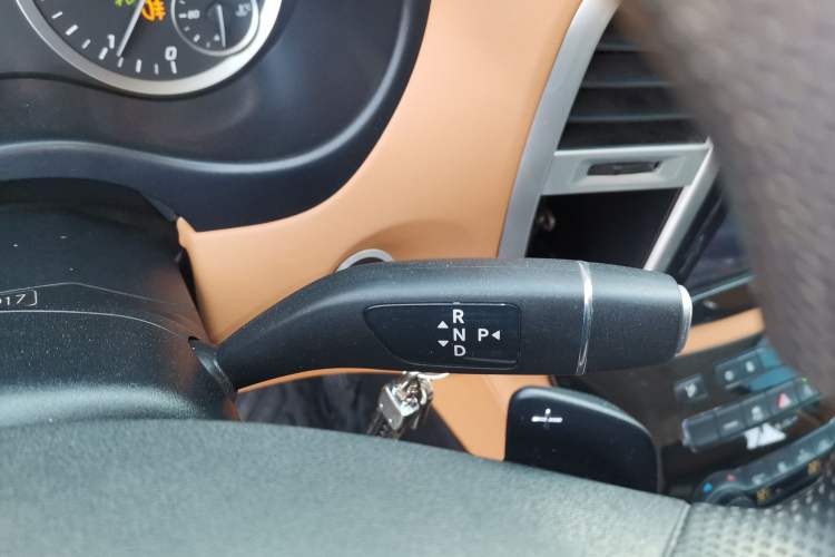 Used Mercedes-Benz Vito 2020 2.0T Elite Version 7 Seats Gear Lever