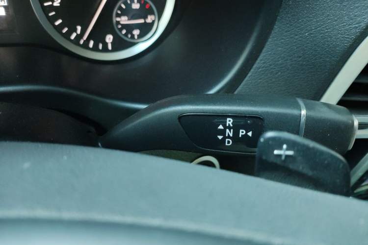 Used Mercedes-Benz Vito 2020 2.0T Elite Version 7 Seats Gear Lever