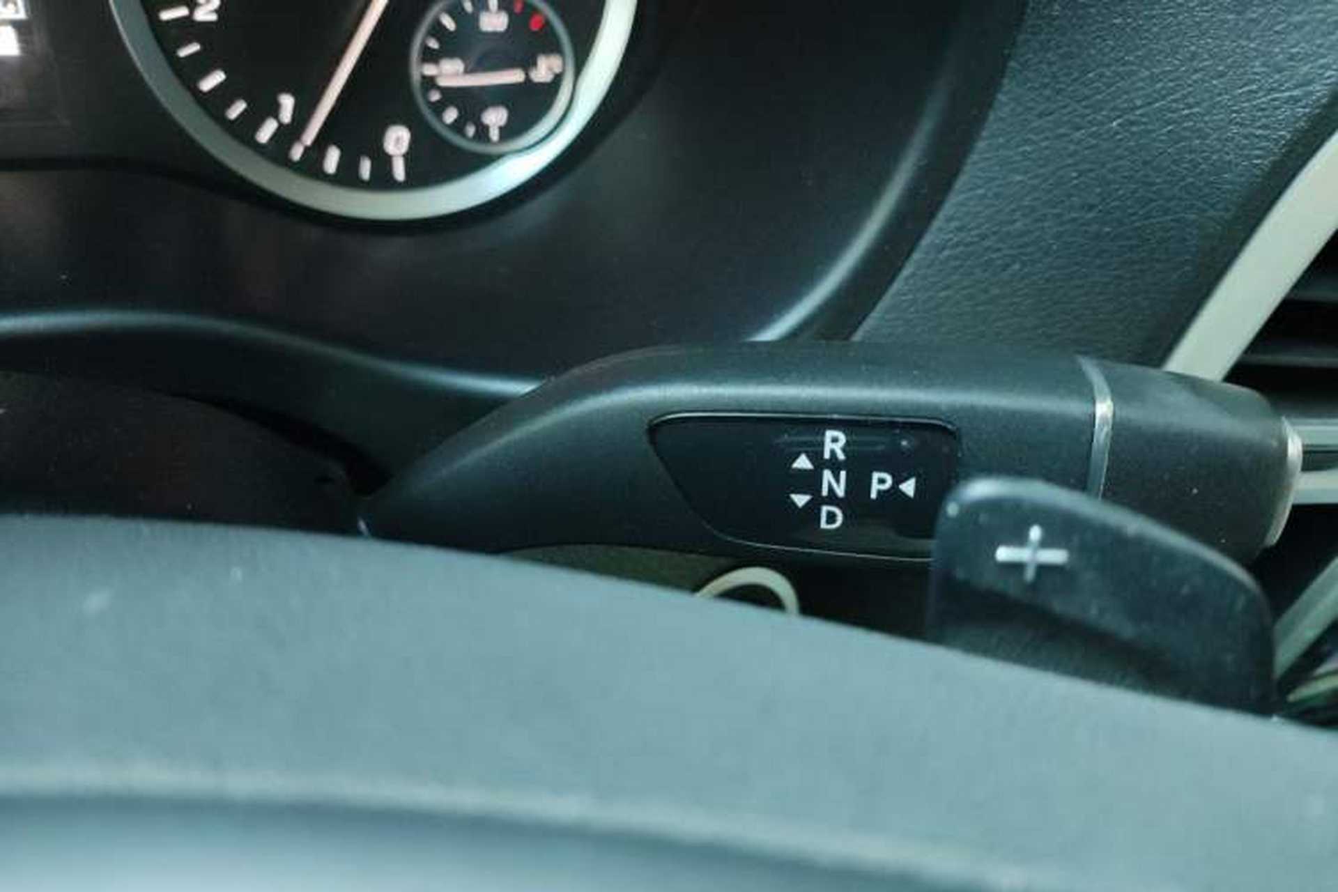 Used Mercedes-Benz Vito 2020 2.0T Elite Version 7 Seats Gear Lever