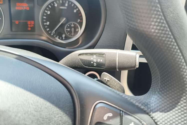 Used Mercedes-Benz Vito 2020 2.0T Elite Version 7 Seats Gear Lever