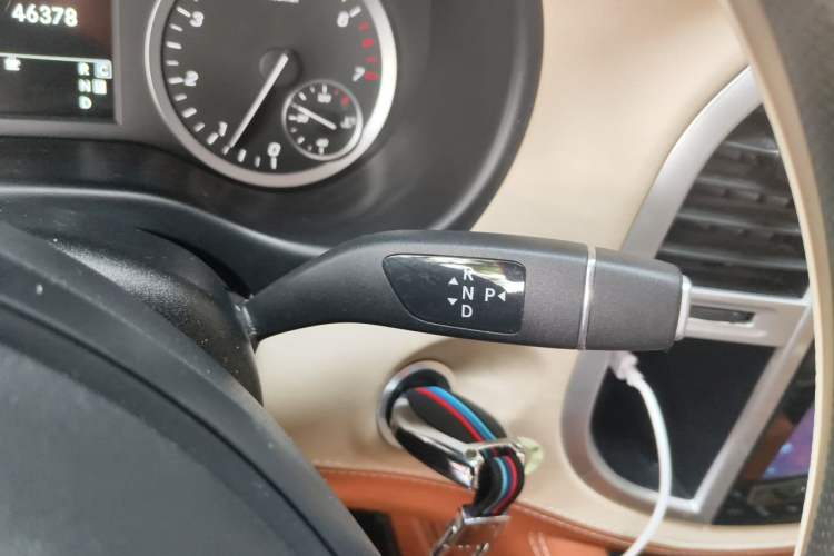 Used Mercedes-Benz Vito 2020 2.0T Elite Version 7 Seats Gear Lever