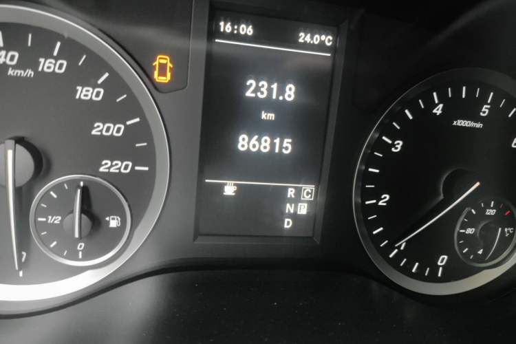 Used Mercedes-Benz Vito 2020 2.0T Business Version 9 Seats Odometer Close Up