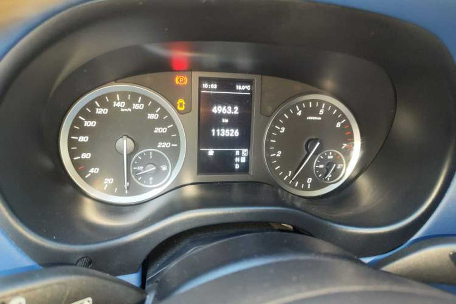 Used Mercedes-Benz Vito 2020 2.0T Business Version 7 Seats Odometer Close Up