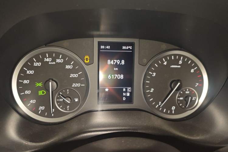 Used Mercedes-Benz Vito 2020 2.0T Elite Version 7 Seats Odometer Close Up