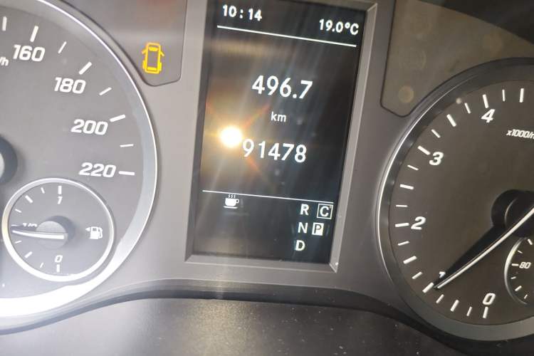 Used Mercedes-Benz Vito 2020 2.0T Business Version 7 Seats Odometer Close Up