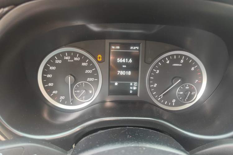 Used Mercedes-Benz Vito 2020 2.0T Elite Version 7 Seats Odometer Close Up