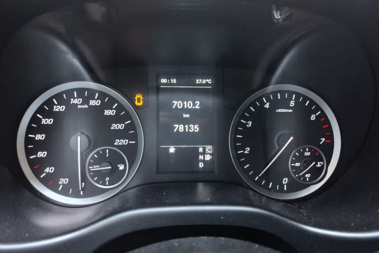 Used Mercedes-Benz Vito 2020 2.0T Elite Version 7 Seats Odometer Close Up