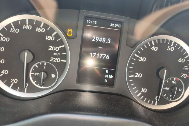 Used Mercedes-Benz Vito 2020 2.0T Elite Version 7 Seats Odometer Close Up