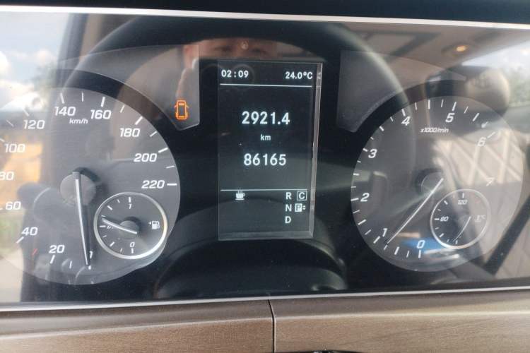 Used Mercedes-Benz Vito 2020 2.0T Elite Version 7 Seats Odometer Close Up