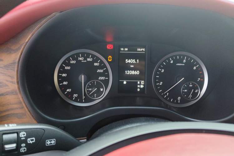 Used Mercedes-Benz Vito 2020 2.0T Elite Version 7 Seats Odometer Close Up
