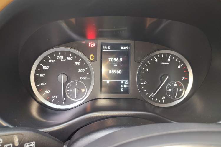 Used Mercedes-Benz Vito 2020 2.0T Business Version 7 Seats Odometer Close Up