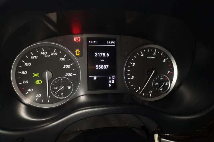 Used Mercedes-Benz Vito 2020 2.0T Business Version 7 Seats Odometer Close Up