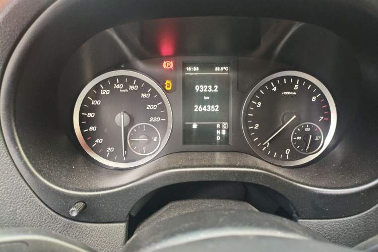 Used Mercedes-Benz Vito 2020 2.0T Elite Version 7 Seats Odometer Close Up