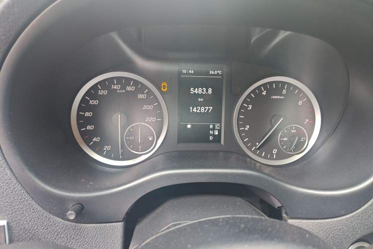 Used Mercedes-Benz Vito 2020 2.0T Business Version 7 Seats Odometer Close Up
