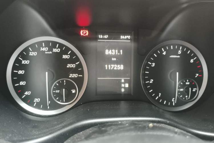 Used Mercedes-Benz Vito 2020 2.0T Business Version 7 Seats Odometer Close Up
