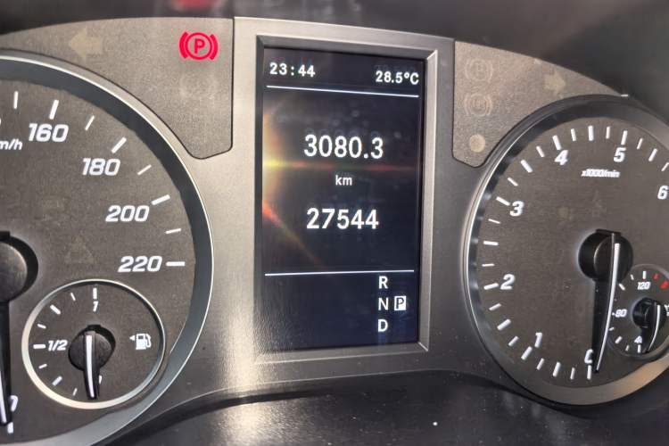 Used Mercedes-Benz Vito 2020 2.0T Elite Version 7 Seats Odometer Close Up