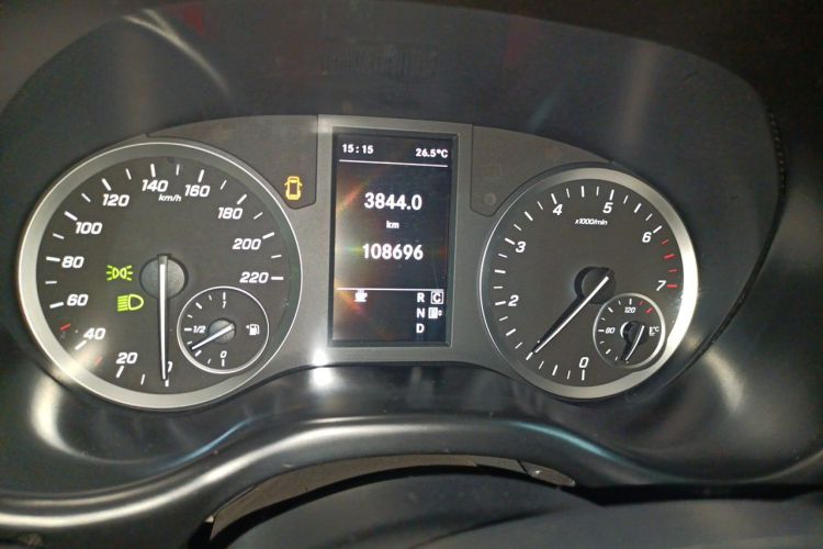 Used Mercedes-Benz Vito 2020 2.0T Elite Version 7 Seats Odometer Close Up