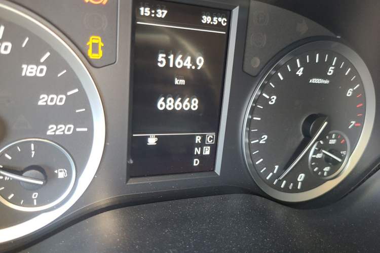 Used Mercedes-Benz Vito 2020 2.0T Elite Version 7 Seats Odometer Close Up
