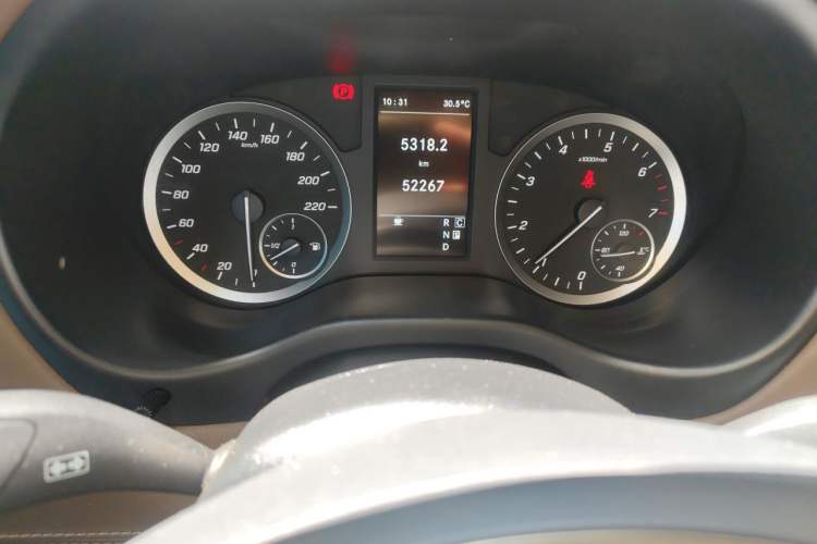 Used Mercedes-Benz Vito 2020 2.0T Business Version 7 Seats Odometer Close Up