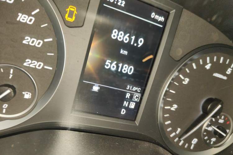 Used Mercedes-Benz Vito 2020 2.0T Business Version 7 Seats Odometer Close Up