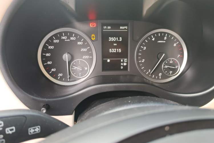 Used Mercedes-Benz Vito 2020 2.0T Business Version 7 Seats Odometer Close Up