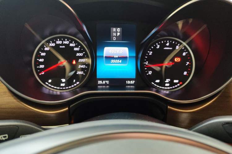 Used Mercedes-Benz Vito 2020 2.0T Business Version 7 Seats Odometer Close Up