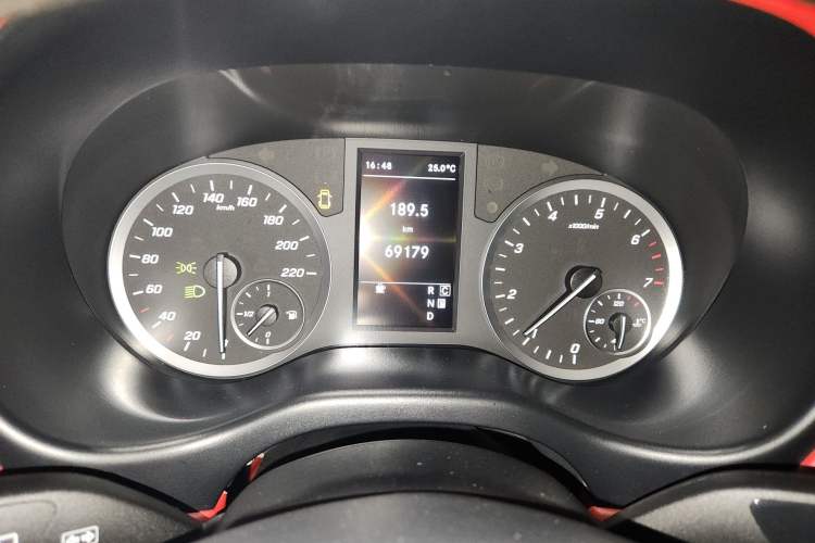 Used Mercedes-Benz Vito 2020 2.0T Elite Version 7 Seats Odometer Close Up