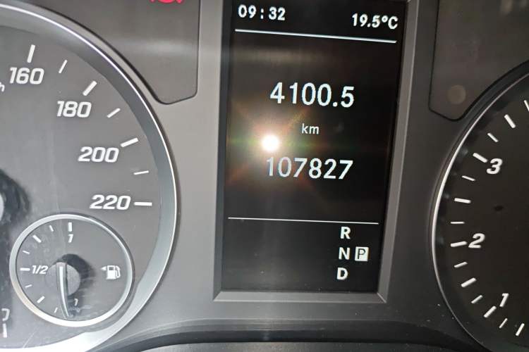 Used Mercedes-Benz Vito 2020 2.0T Elite Version 7 Seats Odometer Close Up