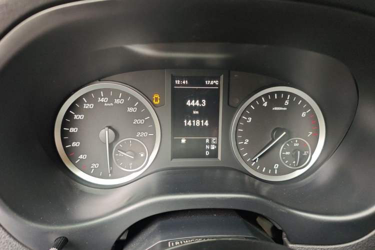 Used Mercedes-Benz Vito 2020 2.0T Elite Version 7 Seats Odometer Close Up