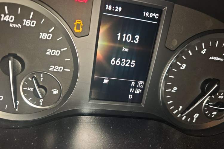 Used Mercedes-Benz Vito 2020 2.0T Business Version 7 Seats Odometer Close Up