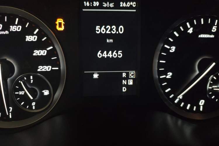 Used Mercedes-Benz Vito 2020 2.0T Business Version 7 Seats Odometer Close Up