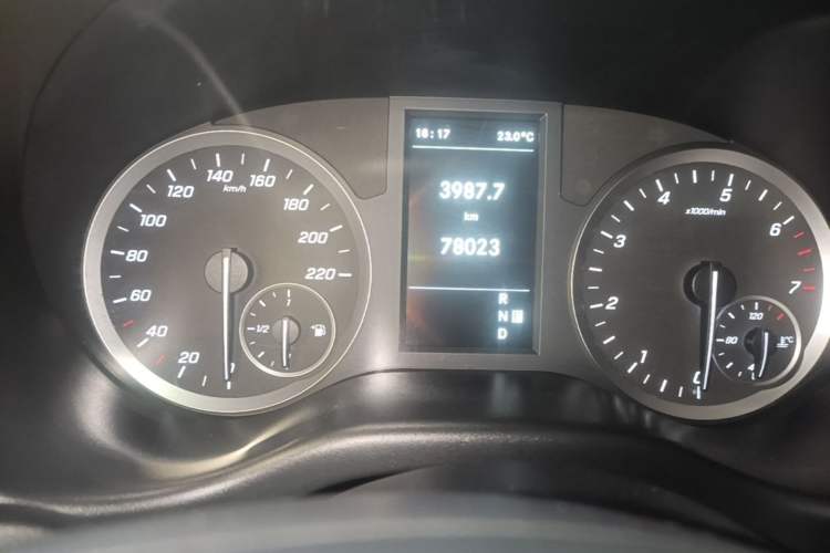 Used Mercedes-Benz Vito 2020 2.0T Elite Version 7 Seats Odometer Close Up
