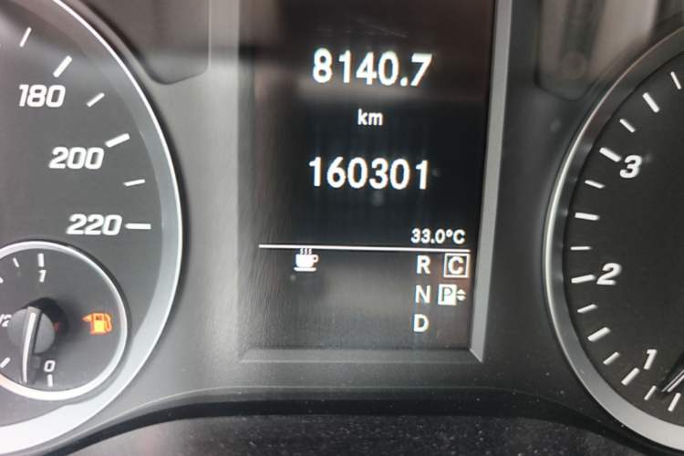 Used Mercedes-Benz Vito 2020 2.0T Elite Version 7 Seats Odometer Close Up