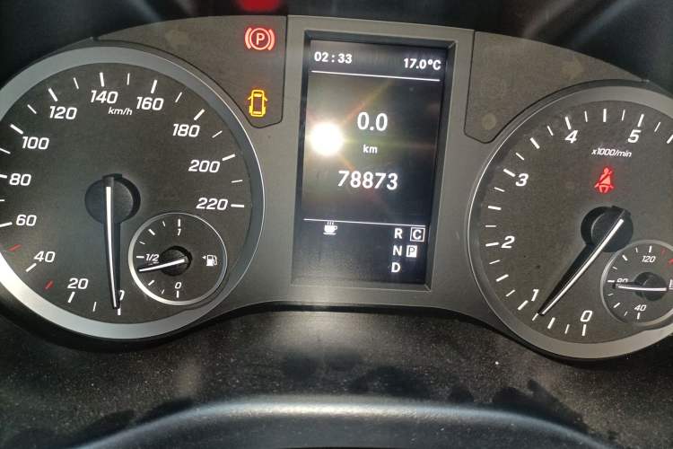 Used Mercedes-Benz Vito 2020 2.0T Business Version 7 Seats Odometer Close Up