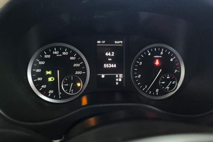 Used Mercedes-Benz Vito 2020 2.0T Elite Version 7 Seats Odometer Close Up
