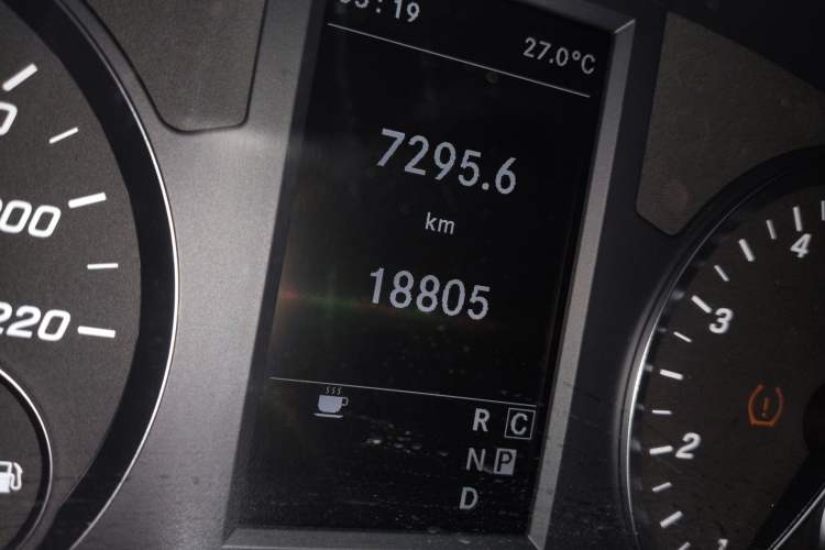 Used Mercedes-Benz Vito 2020 2.0T Elite Version 7 Seats Odometer Close Up