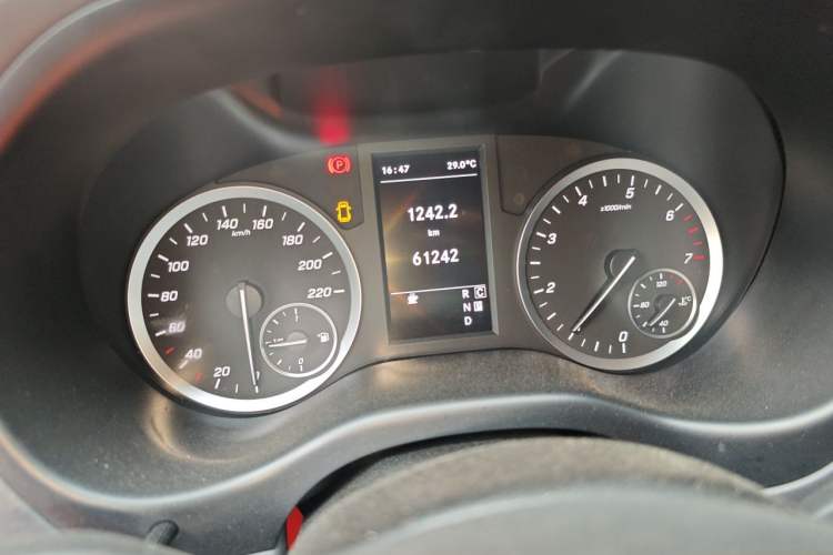Used Mercedes-Benz Vito 2020 2.0T Elite Version 7 Seats Odometer Close Up