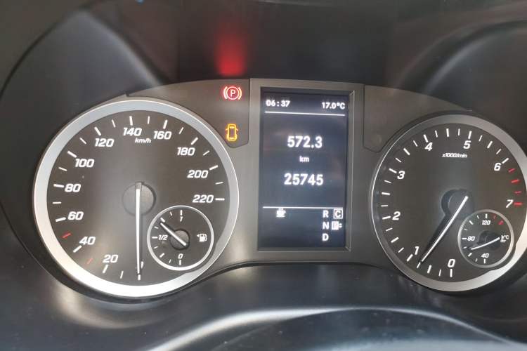 Used Mercedes-Benz Vito 2020 2.0T Elite Version 7 Seats Odometer Close Up