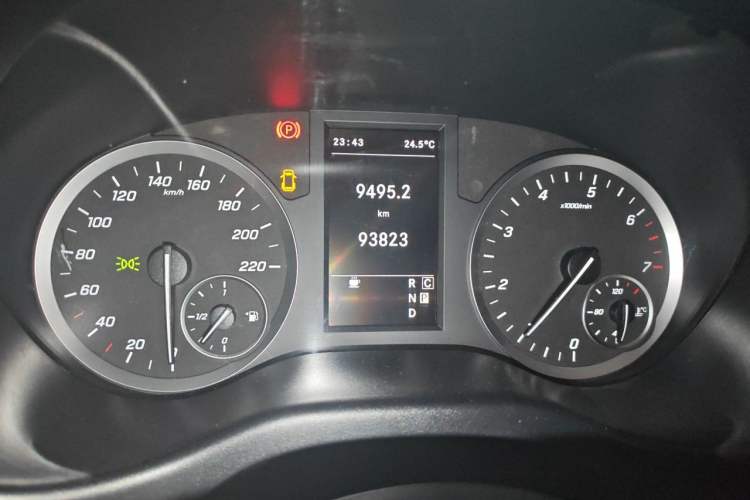 Used Mercedes-Benz Vito 2020 2.0T Elite Version 7 Seats Odometer Close Up