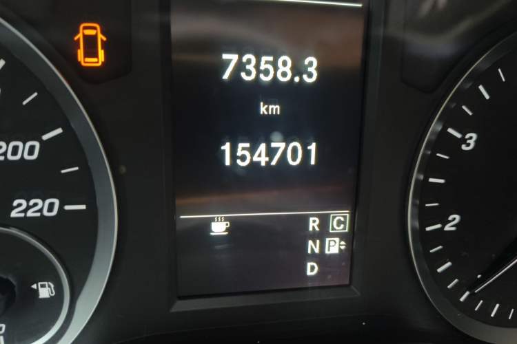 Used Mercedes-Benz Vito 2020 2.0T Elite Version 9 Seats Odometer Close Up