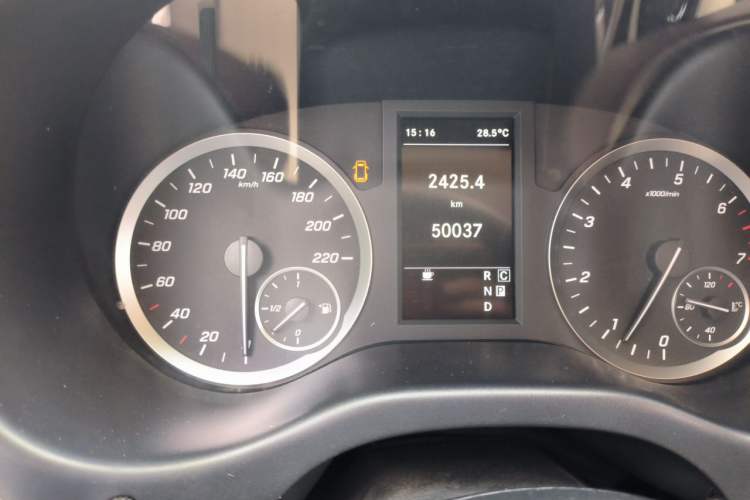 Used Mercedes-Benz Vito 2020 2.0T Elite Version 7 Seats Odometer Close Up