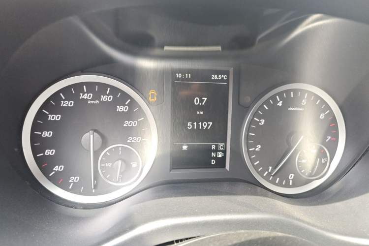 Used Mercedes-Benz Vito 2020 2.0T Business Version 7 Seats Odometer Close Up