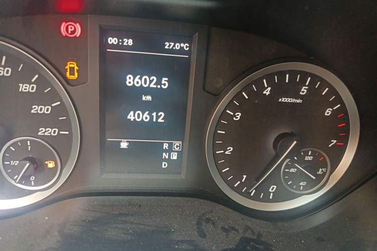 Used Mercedes-Benz Vito 2020 2.0T Business Version 7 Seats Odometer Close Up