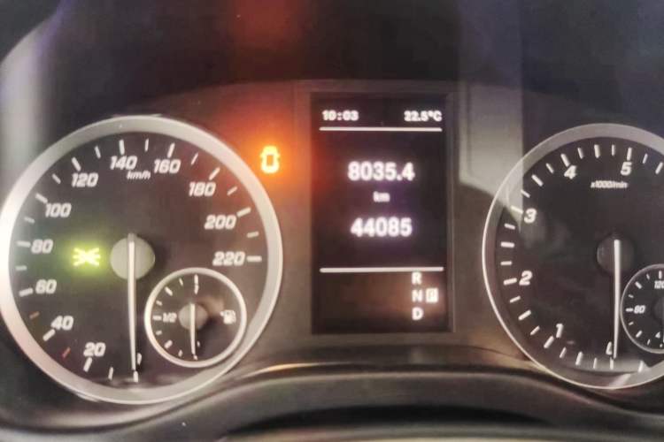 Used Mercedes-Benz Vito 2020 2.0T Business Version 7 Seats Odometer Close Up