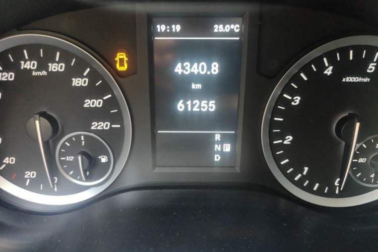 Used Mercedes-Benz Vito 2020 2.0T Business Version 7 Seats Odometer Close Up