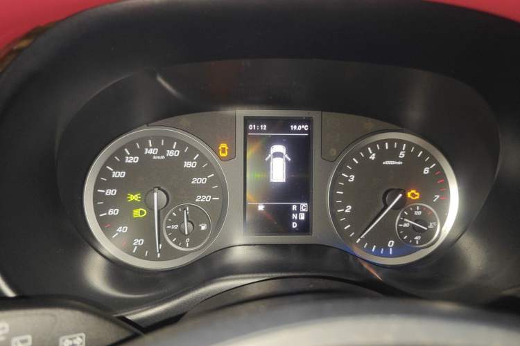 Used Mercedes-Benz Vito 2020 2.0T Elite Version 7 Seats Odometer Close Up